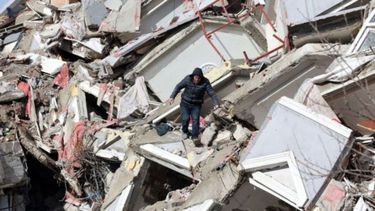 Tres personas fueron encontradas con vida a 13 días del terremoto