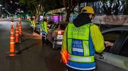 Una mujer le dijo a su marido que dejara de discutir con los uniformados ante un resultado positivo de un control de alcoholemia.