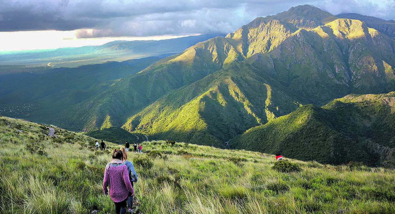 Miles de turistas visitan Capilla del Monte en busca de experiencias trascendentales y ufológicas.