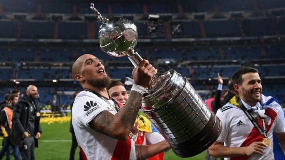 Jonatan Maidana junto a la Copa Libertadores obtenida en el año 2018.
