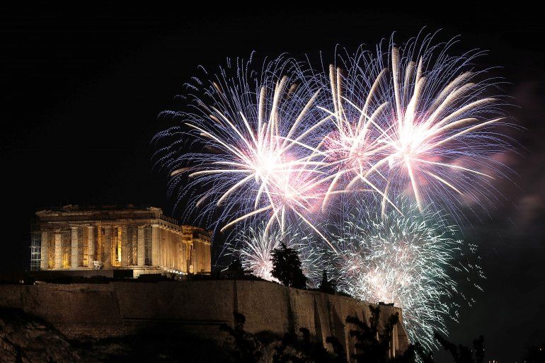 Fuegos artificiales explotan sobre el antiguo templo del Parten&oacute;n en la cima de la colina de la Acr&oacute;polis durante las celebraciones del d&iacute;a de A&ntilde;o Nuevo en Atenas, Grecia (REUTERS Costas Baltas)