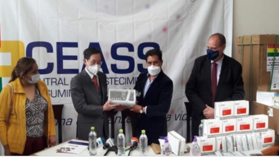 bolivia recibio una donacion de respiradores y test pcr de china