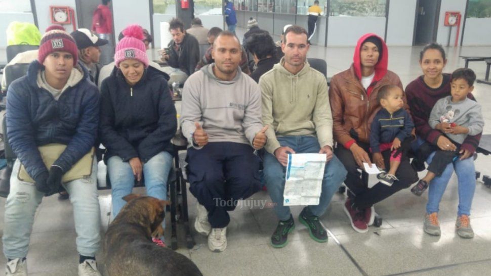Un grupo de venezolanos están varados en la Terminal de Ómnibus
