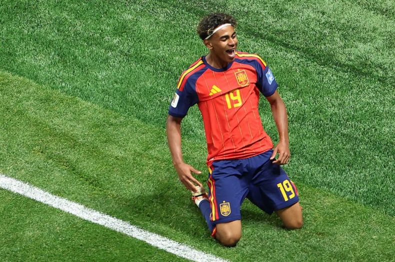 España goleó a Arabia Saudita por 4 a 0 