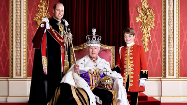 La foto de Carlos III y sus herederos fue captada en el Salón del trono del Palacio de Buckinhgam por el fotógrafo Hugo Burnand, responsable de todos los retratos de la coronación.