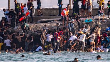 Crisis migratoria en Ceuta con el ingreso de migrantes de Marruecos: las impactantes imágenes