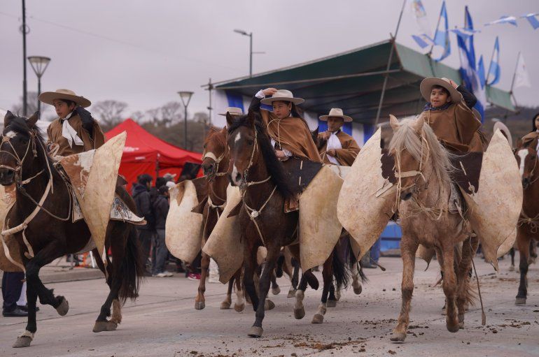 Gauchos desfilan por el 23 de Agosto, Éxodo Jujeño (Foto archivo)