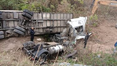 Volcó un camión en el cruce entre Ruta 34 y 66: el conductor resultó herido