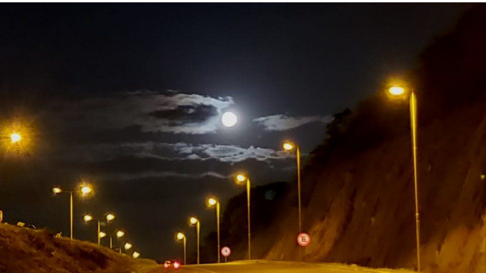 La luna rosa iluminó la noche en San Salvador de Jujuy