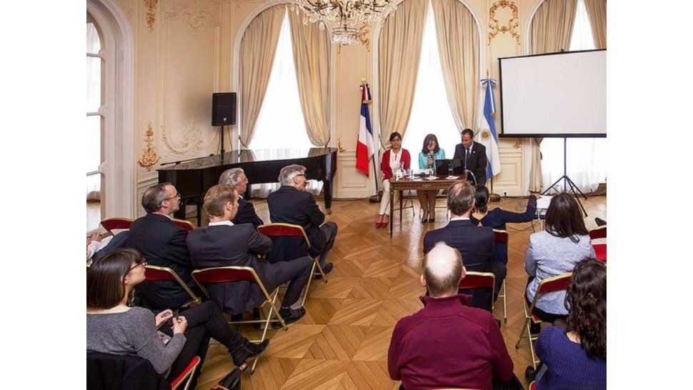 Reunión en la Embajada