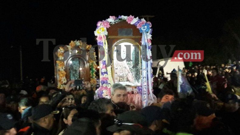 Una multitud recibió a la Virgen de Copacabana y Punta Corral en Tumbaya