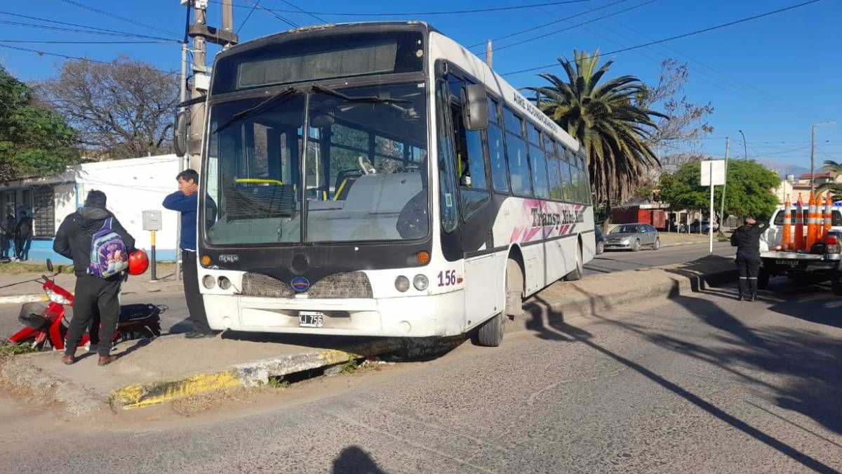 investigan un choque en cadena entre un auto, moto y colectivo