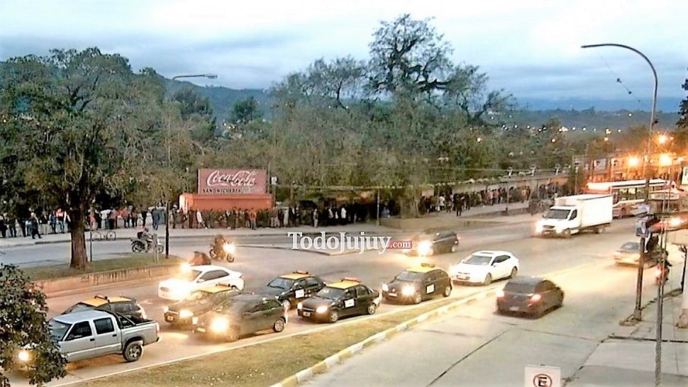 Largas filas para retirar la tarjeta PlaSoNuP en la Vieja Estación