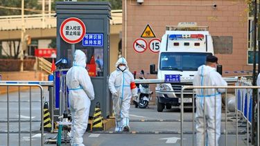 En Xian, más de 31.000 personas trabajan en la recolección de muestras en 4.400 instalaciones de realización de pruebas PCR. Foto Reuters