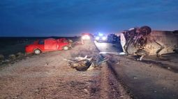 Dos personas muertas tras un choque frontal entre un auto y un minibús.