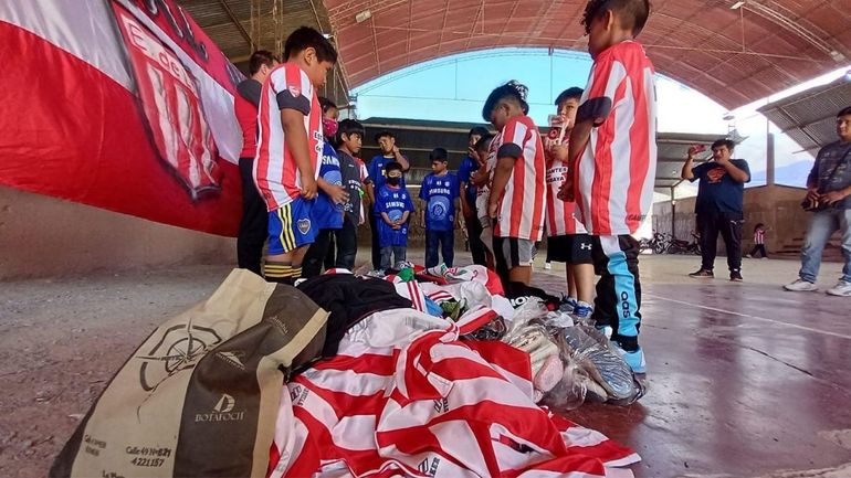 Hinchas jujeños de Estudiantes donaron calzados y ropa en el norte con Juan Galdo a la cabeza