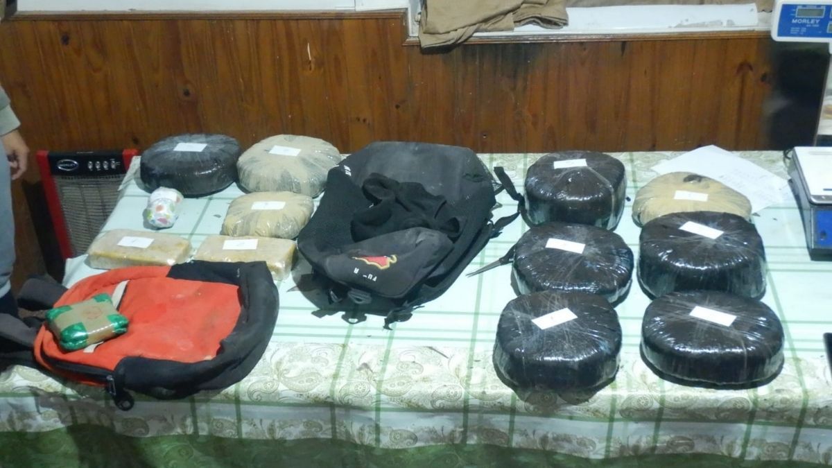 La pareja que atropelló el control de la ruta 9 llevaba marihuana y cocaína en una moto. /Foto: Prensa Gendarmería