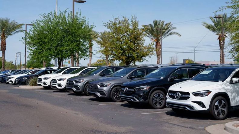El impuesto al lujo deja de aplicarse a autos 0 km de alta gama y los precios podrían bajar hasta un 15%.