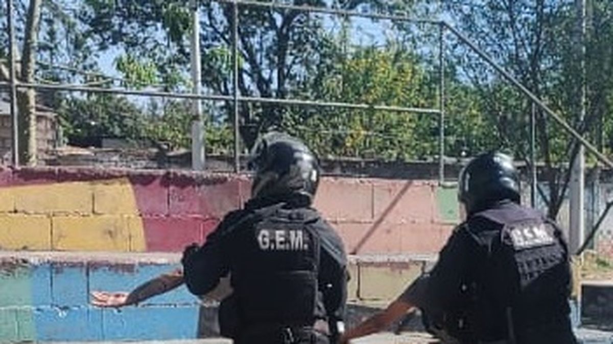 Detienen a dos hombres que intentaban robar vehículos