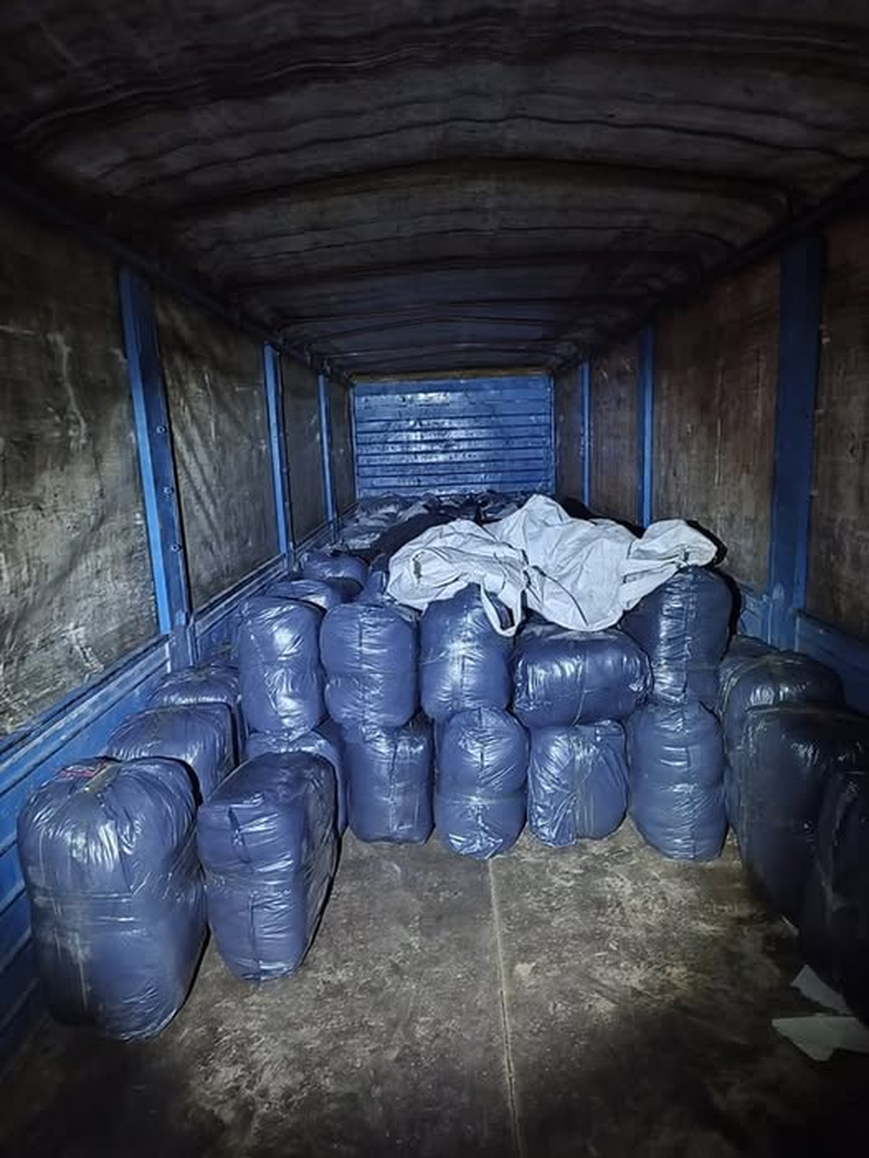 Las Hojas de coca estaban distribuida en 157 bultos. Las Hojas de coca estaban distribuida en 157 bultos.