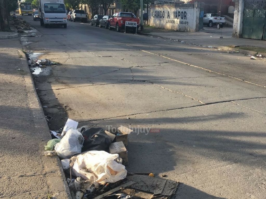 Basura en los cementerios