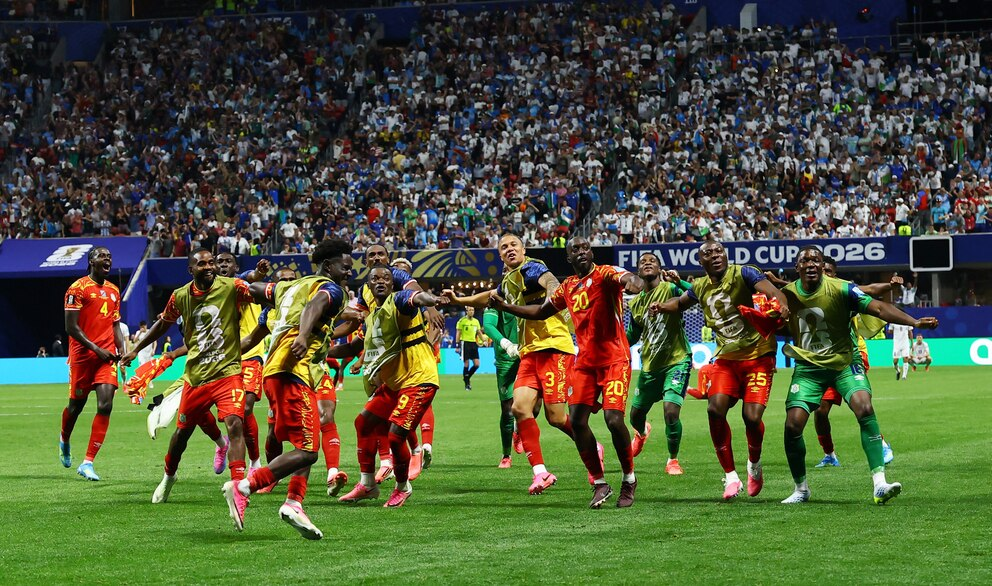 RD Congo logró el boleto a los 16vos tras remontar a Uzbekistán