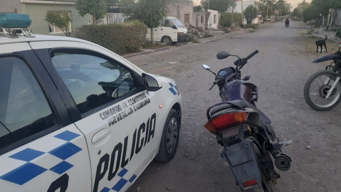 Menores demorados al querer vender moto