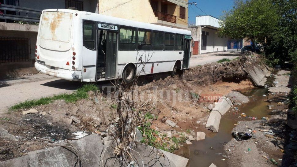 Cada vez peor: un colectivo casi se cae al canal Alvarado