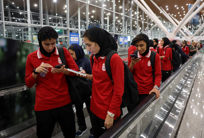 Miembros de la selección nacional femenina de fútbol de Irán llegan a la Terminal 1 del Aeropuerto Internacional de Kuala Lumpur después de asistir a un partido del Grupo A de la Copa Asiática Femenina de la AFC en Australia, en Sepang, Malasia. 11 de marzo de 2026. REUTERS/Hasnoor Hussain
