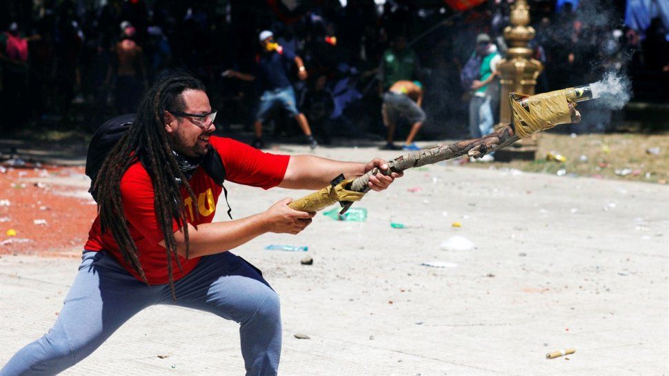 Piden la captura internacional del militante que disparó a la Policía con un mortero