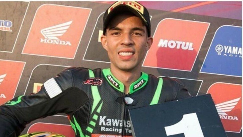 Carrera fatal y conmoción: perdió el control de su moto y murió