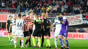 Reclamos y amarillas en el clásico platense. /FOTO JUAN MANUEL FOGLIA - OLÉ
