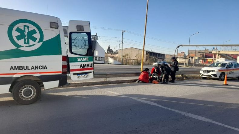 Ruta 9: un ciclista perdió el control y chocó su cabeza contra un poste de luz