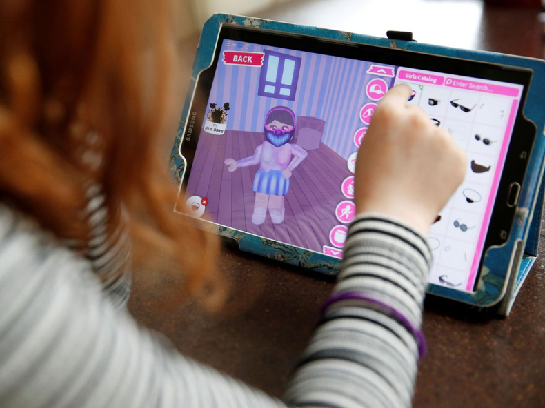 La profesional agrega que fomentar la seguridad digital en Roblox también implica enseñar a reconocer señales de manipulación, promover el buen trato en línea y fortalecer la autoestima de los niños y adolescentes