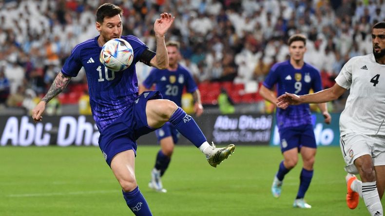 Lionel Messi ante Emiratos Árabes