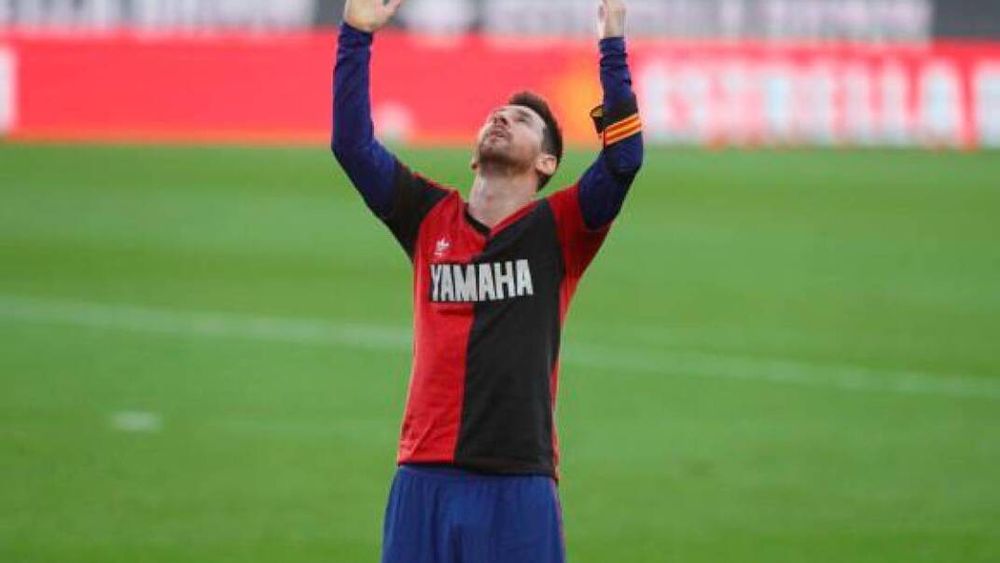Homenaje. Lionel Messi festeja un gol y homenaje a Diego Maradona con la camiseta de Newells. Este año intentará repetir la hazaña que su antecesor consiguió en el Mundial de México 86.