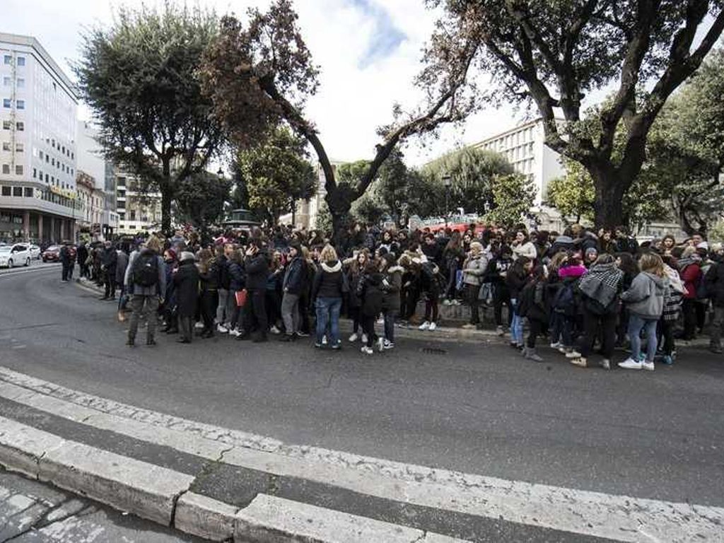 Estudiantes y maestros salen a la calle