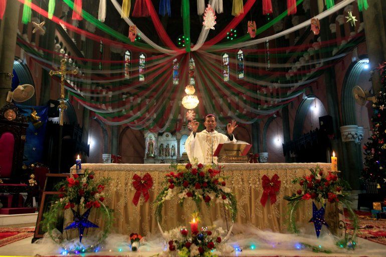 El arzobispo Sebastian Shaw ofrece la misa por el d&iacute;a de Navidad en la Catedral del Sagrado Coraz&oacute;n, en Lahore, Pakist&aacute;n (REUTERS Mohsin Raza)