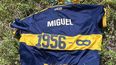 La camiseta que Boca Juniors lanzó al cielo en homenaje a Miguel Russo apareció en Uruguay