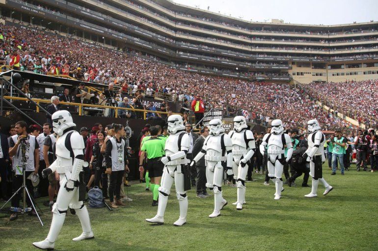 Personajes de Stars Wars aparecieron en el estadio antes del partido Fuente AP - Cr&eacute;dito Martin Mejia