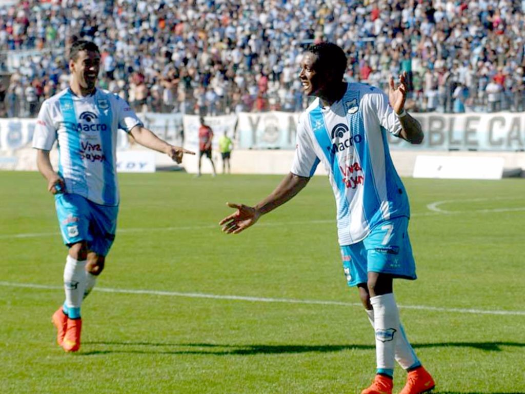 Luis Peralta será titular esta noche