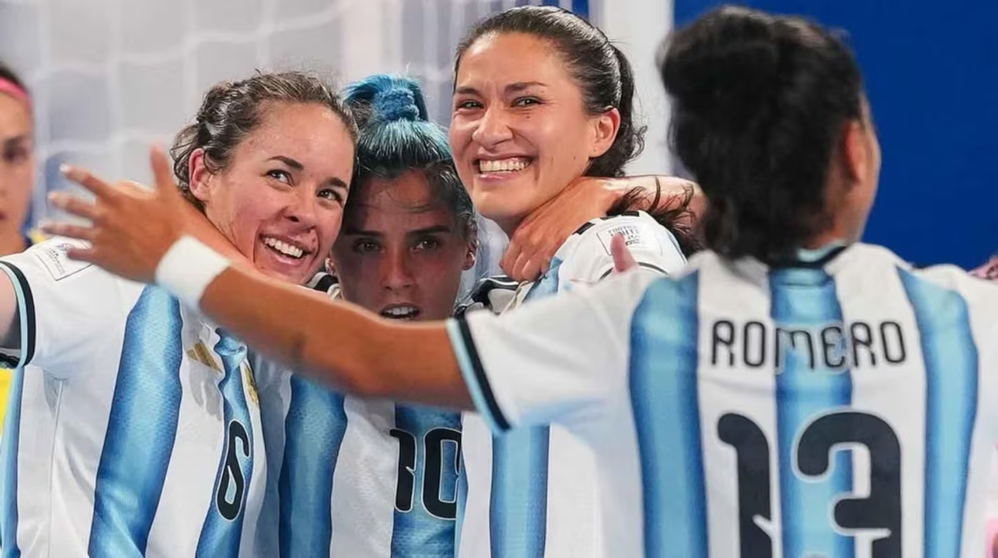 La Selección Argentina de Futsal Femenino dio un paso firme rumbo a las semifinales del primer mundial de la historia al vencer 4-1 a Colombia en los cuartos de final. (Foto: X @Argentina)