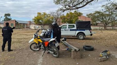 Detuvieron a dos jóvenes por presunta posesión de drogas cerca de una escuela en Alto Comedero
