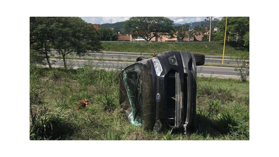 Tuvieron suerte: cuatro jóvenes volcaron en Ciudad de Nieva, pero salieron ilesos