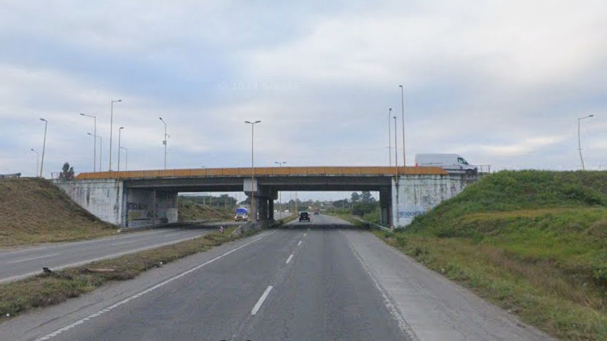 intentó cruzar la autopista, lo atropelló un colectivo y murió intentó cruzar la autopista, lo atropelló un colectivo y murió