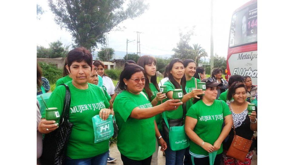 Mateada en la plaza central