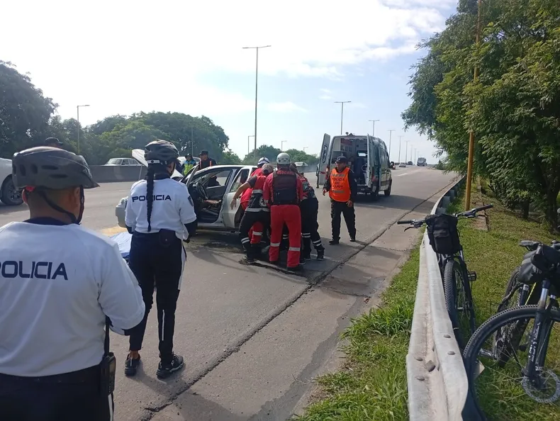 Accidente de tránsito: Volcaron en un auto sobre avenida Savio, están hospitalizados (imagen de archivo - enero 2026)
