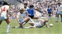 Diego Maradona desparramando ingleses en aquel recordado partido que llevó a Argentina a la final.&nbsp;