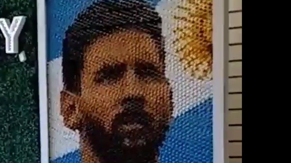 Crearon un retrato de Messi con 6.000 broches de pelo