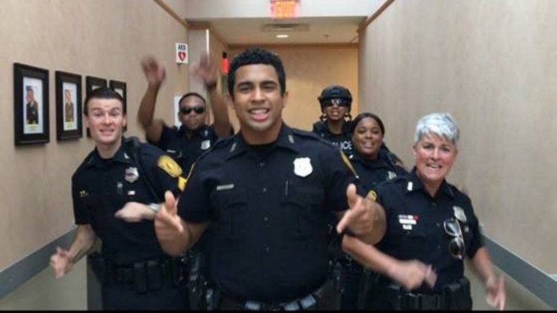 Reto viral: los policías de Norfolk arrasan en las redes al ritmo de Uptown Funk